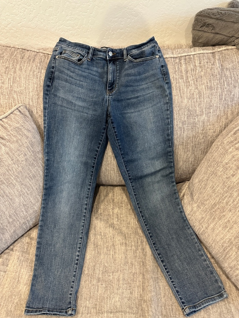 Judy Blue Slim Fit Jeans in Medium Blue Wash